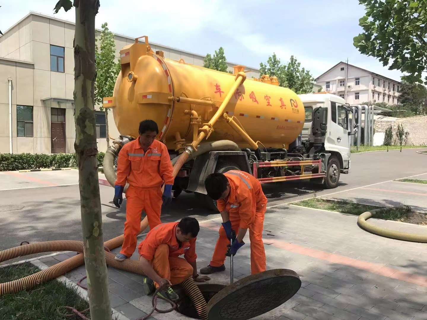 宁国管道疏通车停在窨井附近