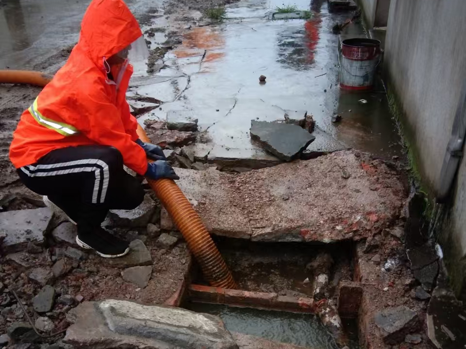 宁国专业清理污水池 炜誉市政以规范流程守护城市 “肠道”